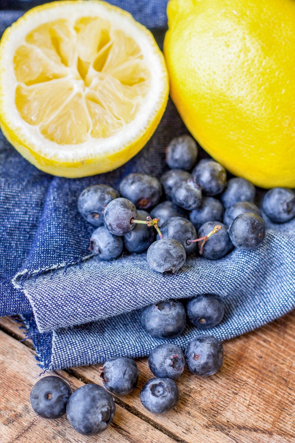 블루베리 과일 근처 노란 레몬 근접 촬영 사진