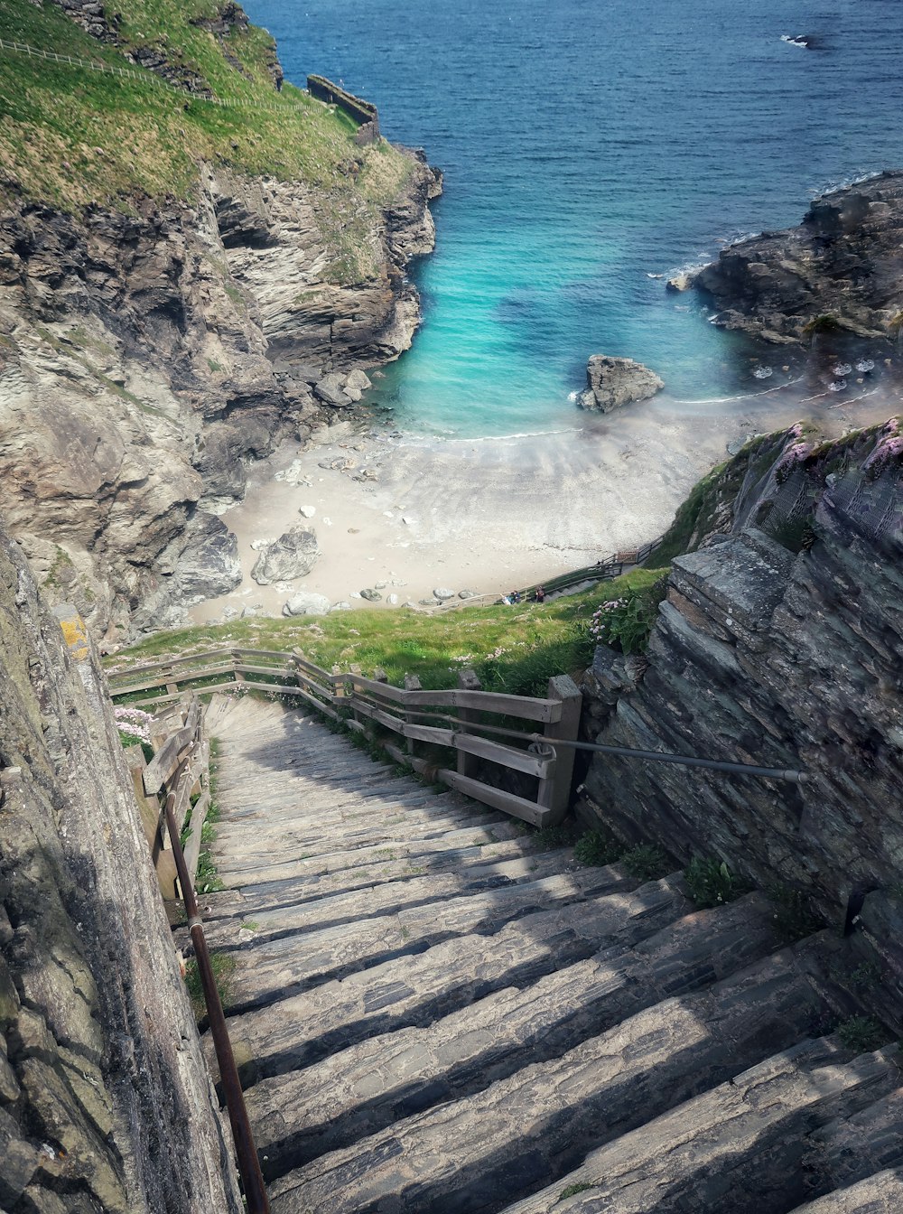 해변을 향한 콘크리트 계단