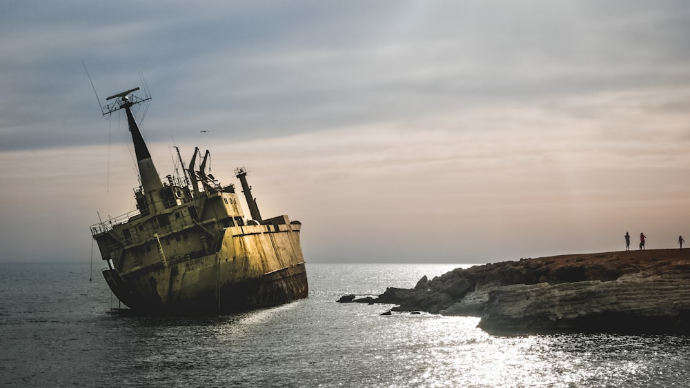 Navio branco atracado perto da ilha