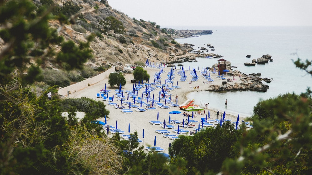 mesas azuis com guarda-sóis na praia