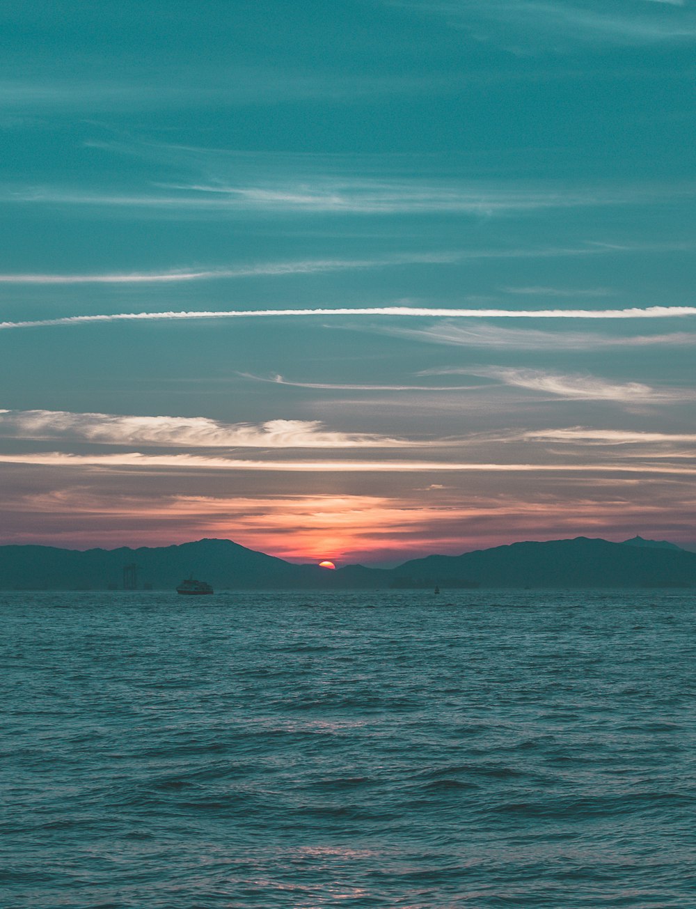 Coucher de soleil sur la montagne