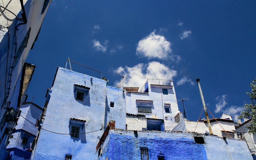 Foto eines blauen Gebäudes aus einem niedrigen Winkel