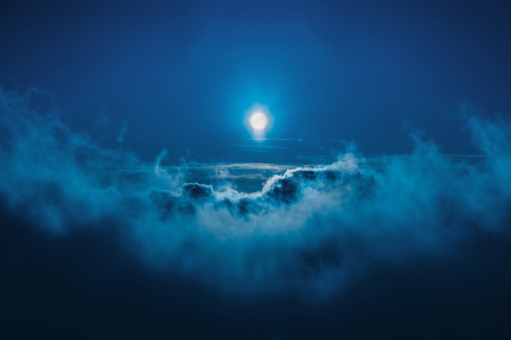 Luna llena a lo largo de las nubes