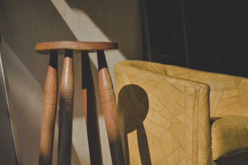 Tamborete de madeira marrom perto da cadeira do barril