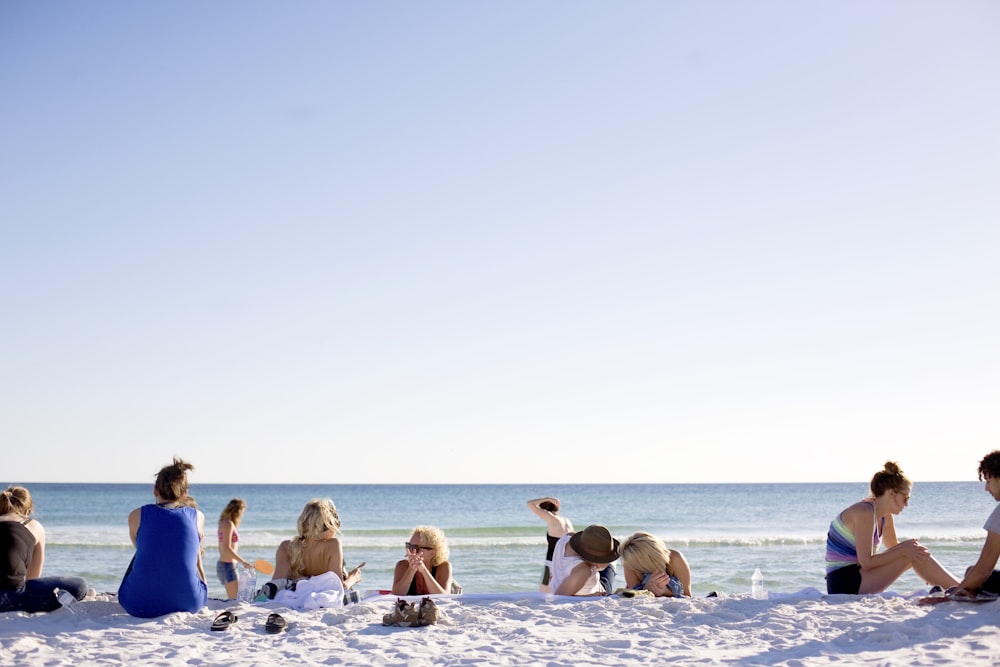 Gente en arenas blancas junto a la playa