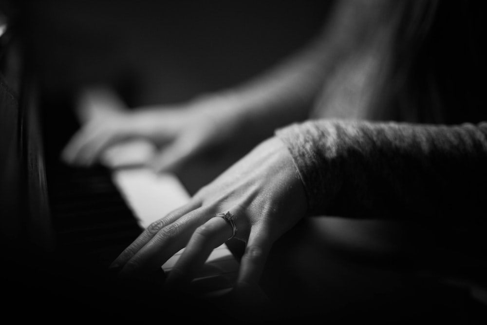um close up de uma pessoa tocando piano