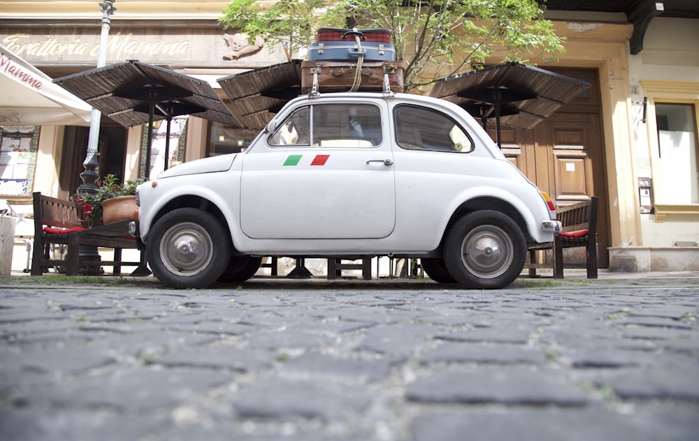 Coupé blanc Stationnement près de l’immeuble