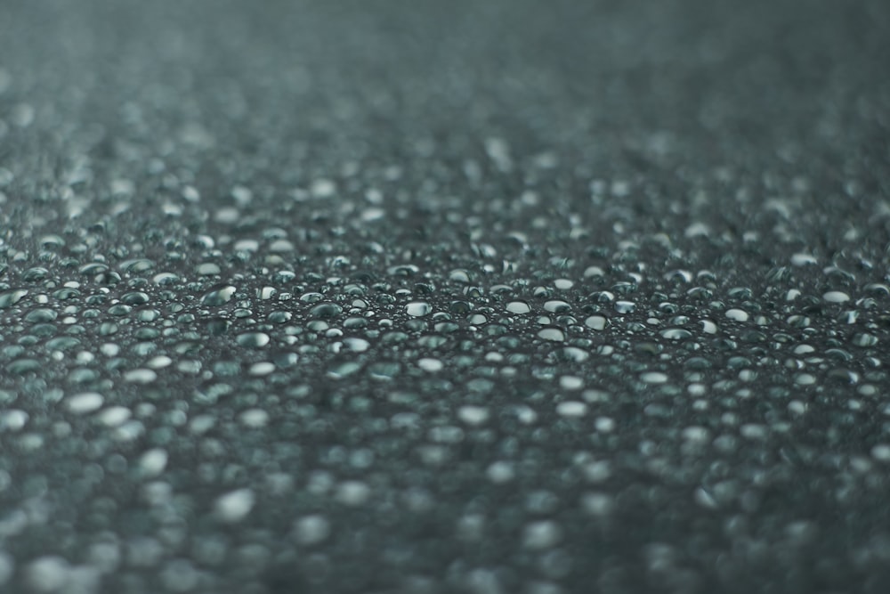 um close up de gotículas de água em uma superfície