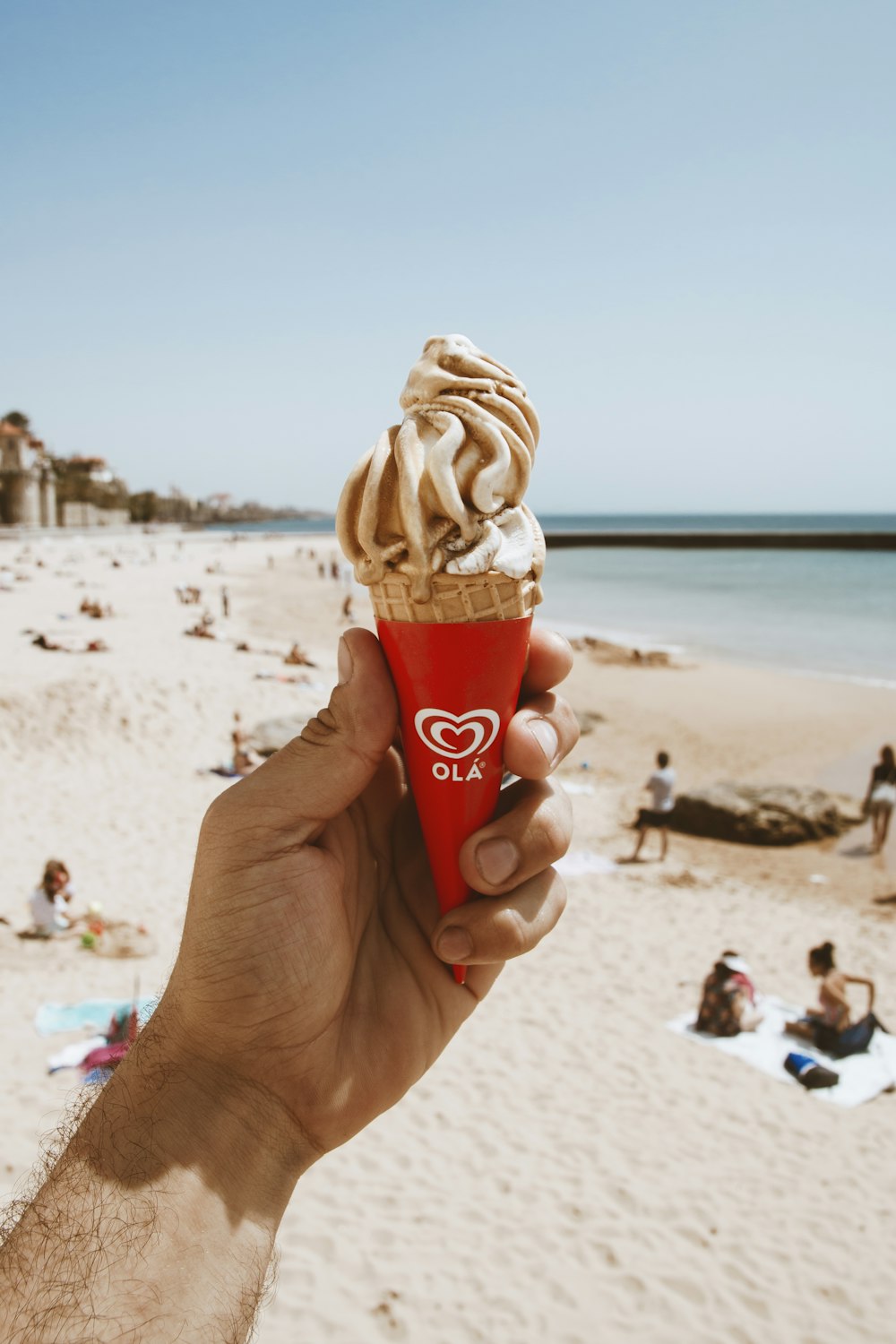 Selektives Foto einer Person, die ein Eis in der Hand hält