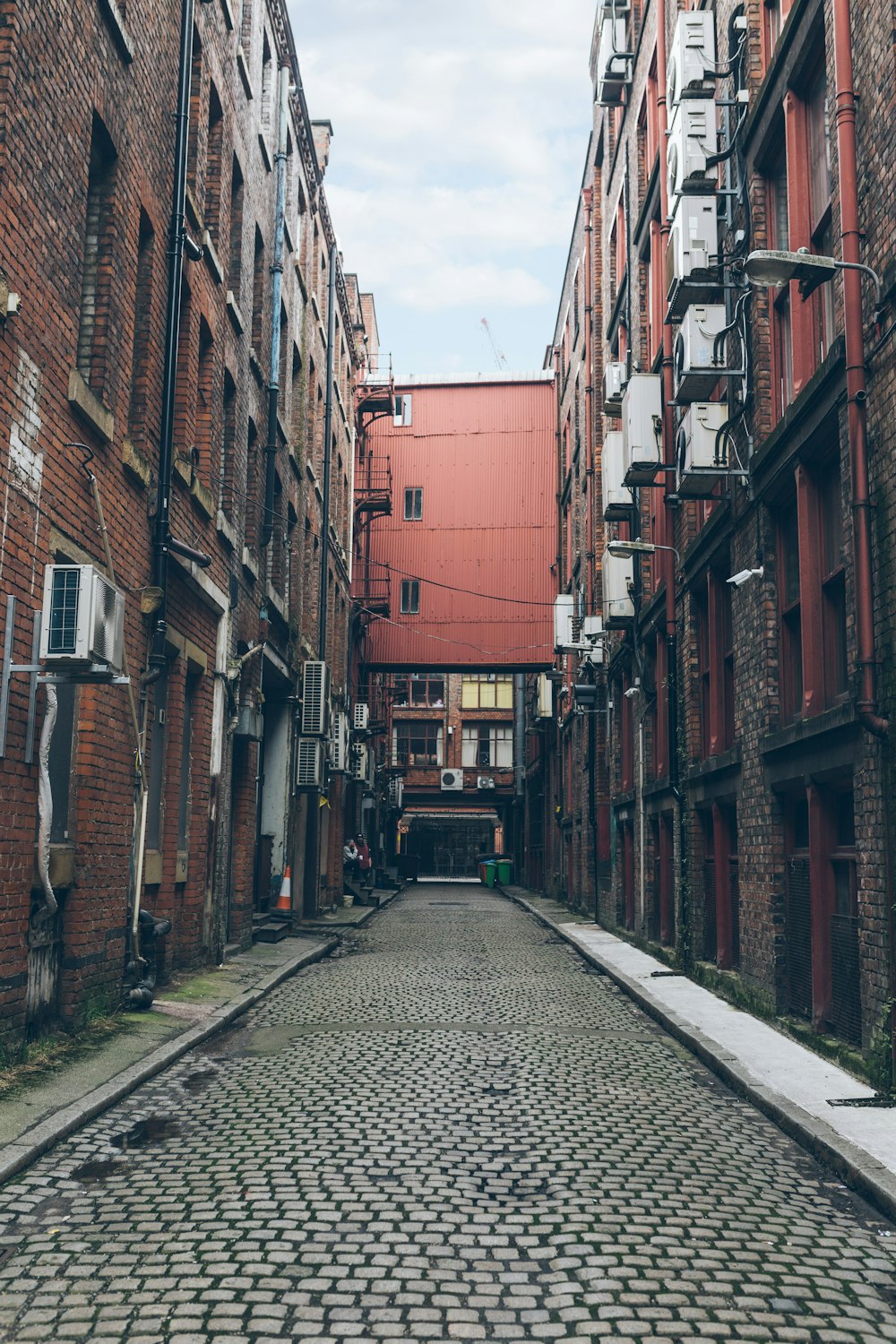 Eine Kopfsteinpflasterstraße in einer alten Stadt