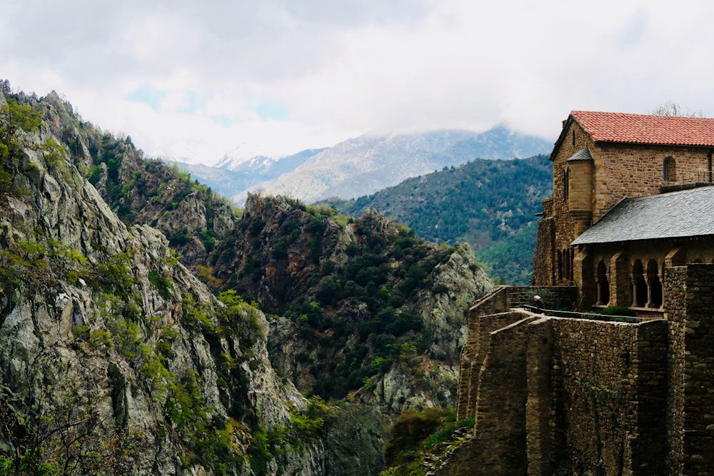 Edifício perto da montanha