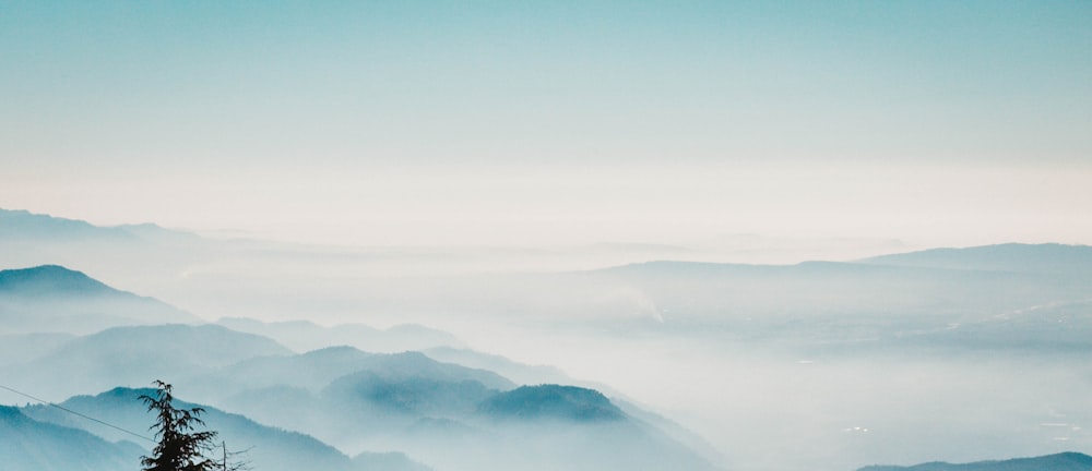 Berg unter Wolken