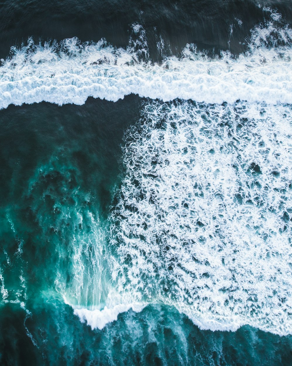 foto di veduta aerea delle onde del mare