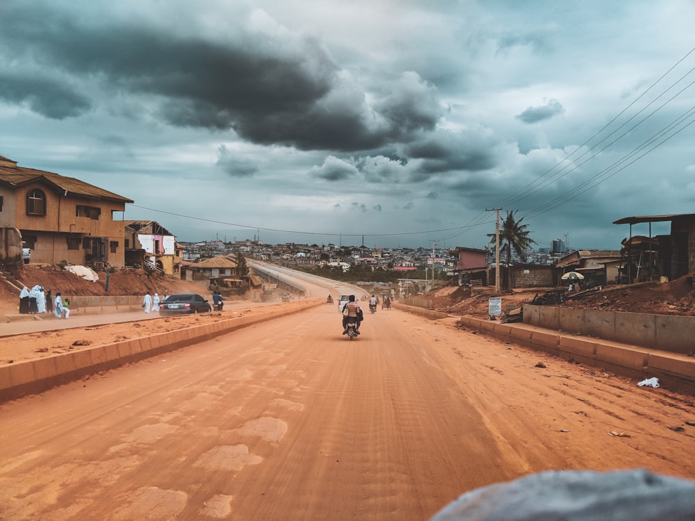 Persona que viaja en motocicleta