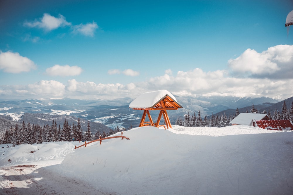 Casa de madera marrón cubierta de nieve