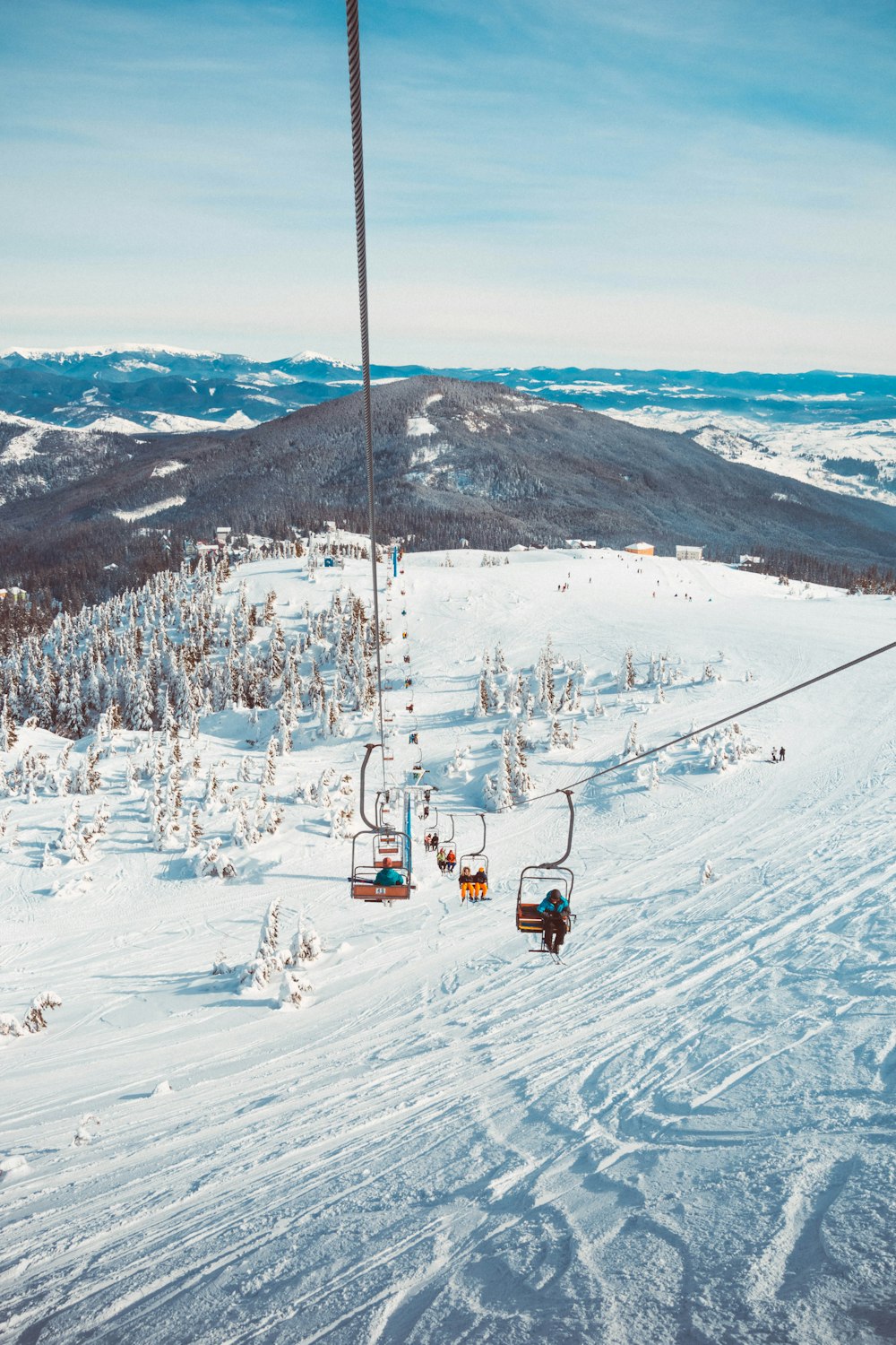 Menschen, die in der Wintersaison mit der Seilbahn fahren