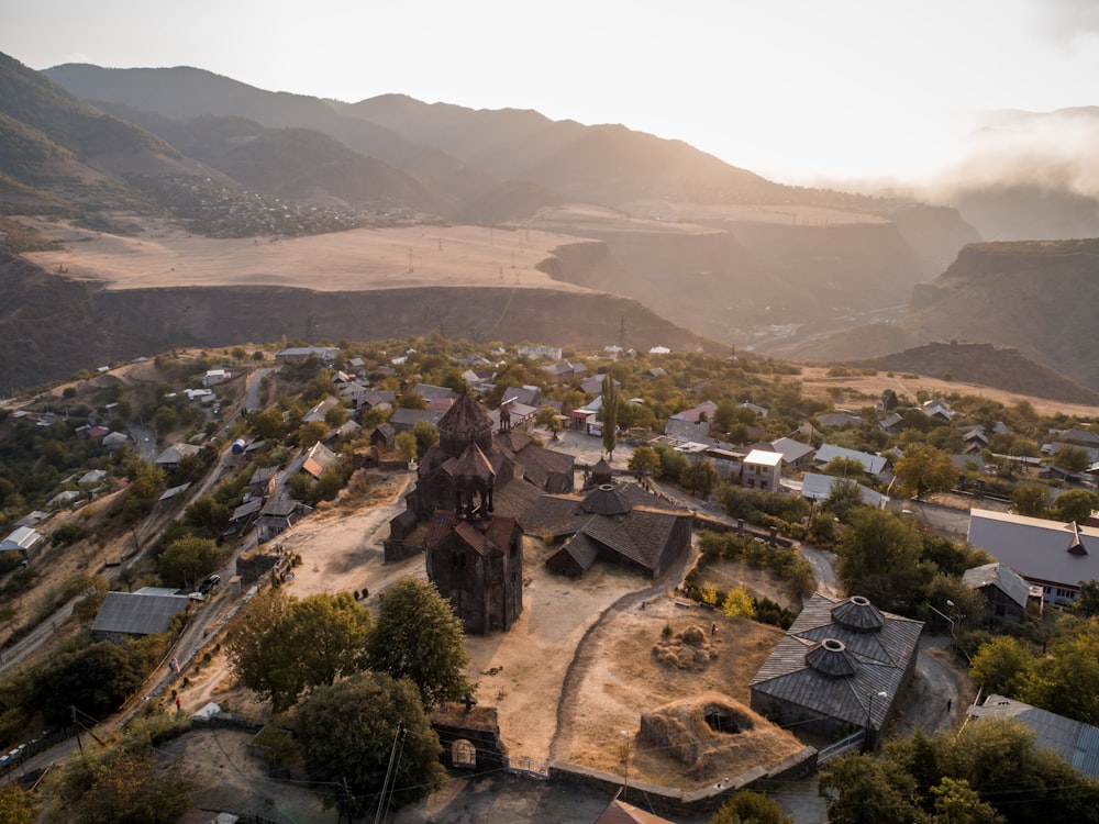 Photo aérienne d’un village pendant la journée