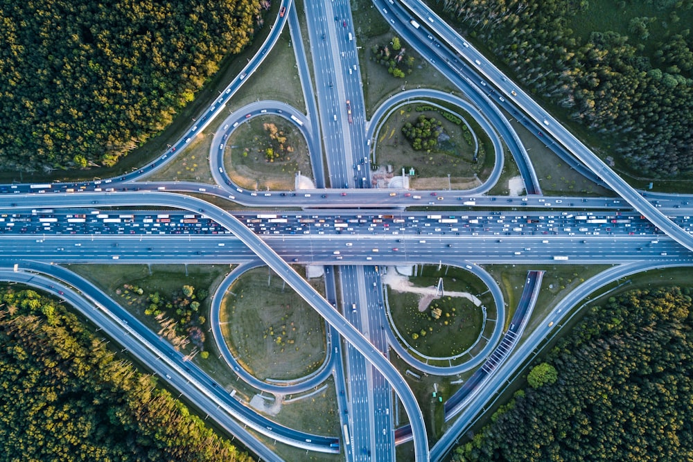 車のある道路の上面図