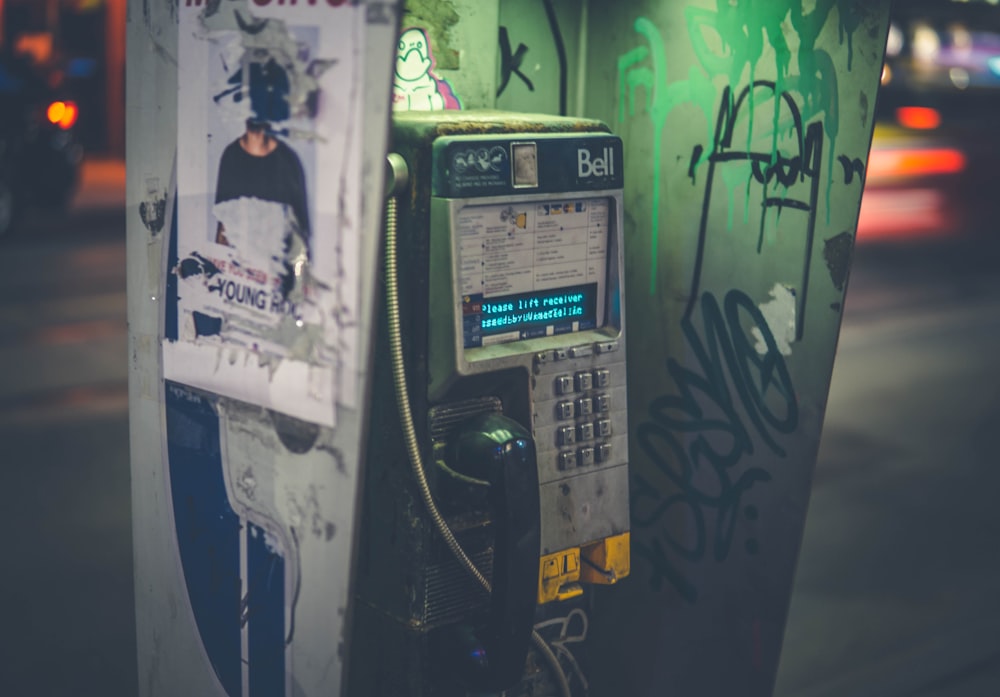 botte de téléphone Bell grise sur le mur