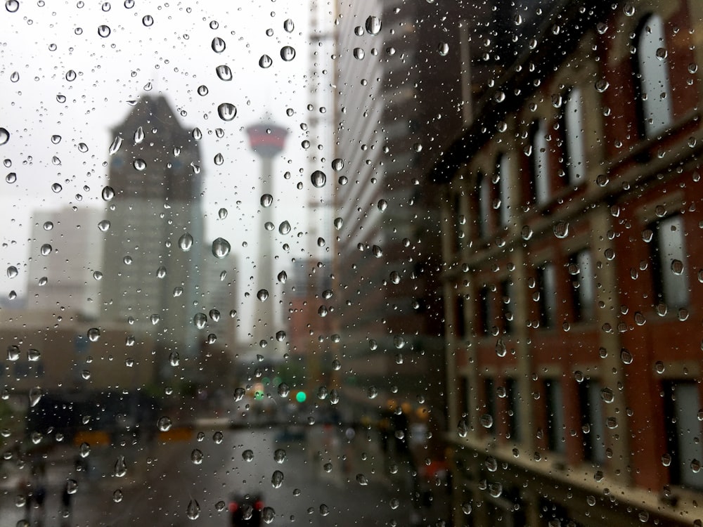 gouttes de pluie sur panneau de verre transparent