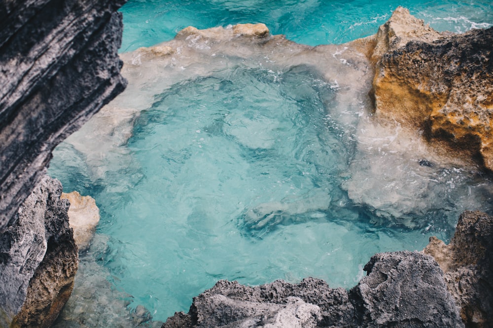 Vista superior de un cuerpo de agua rodeado de rocas