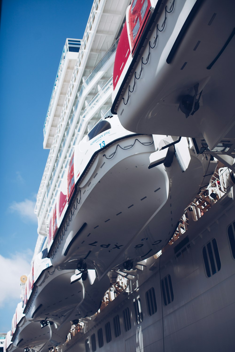 白いクルーズ船のローアングル写真