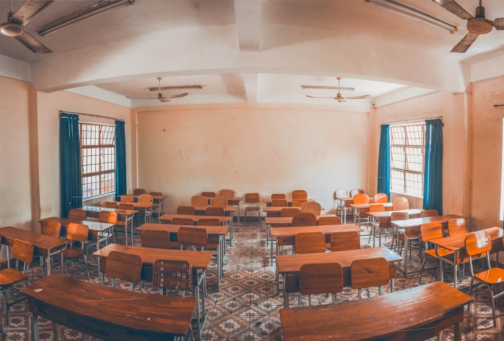 foto da mesa da escola de madeira marrom