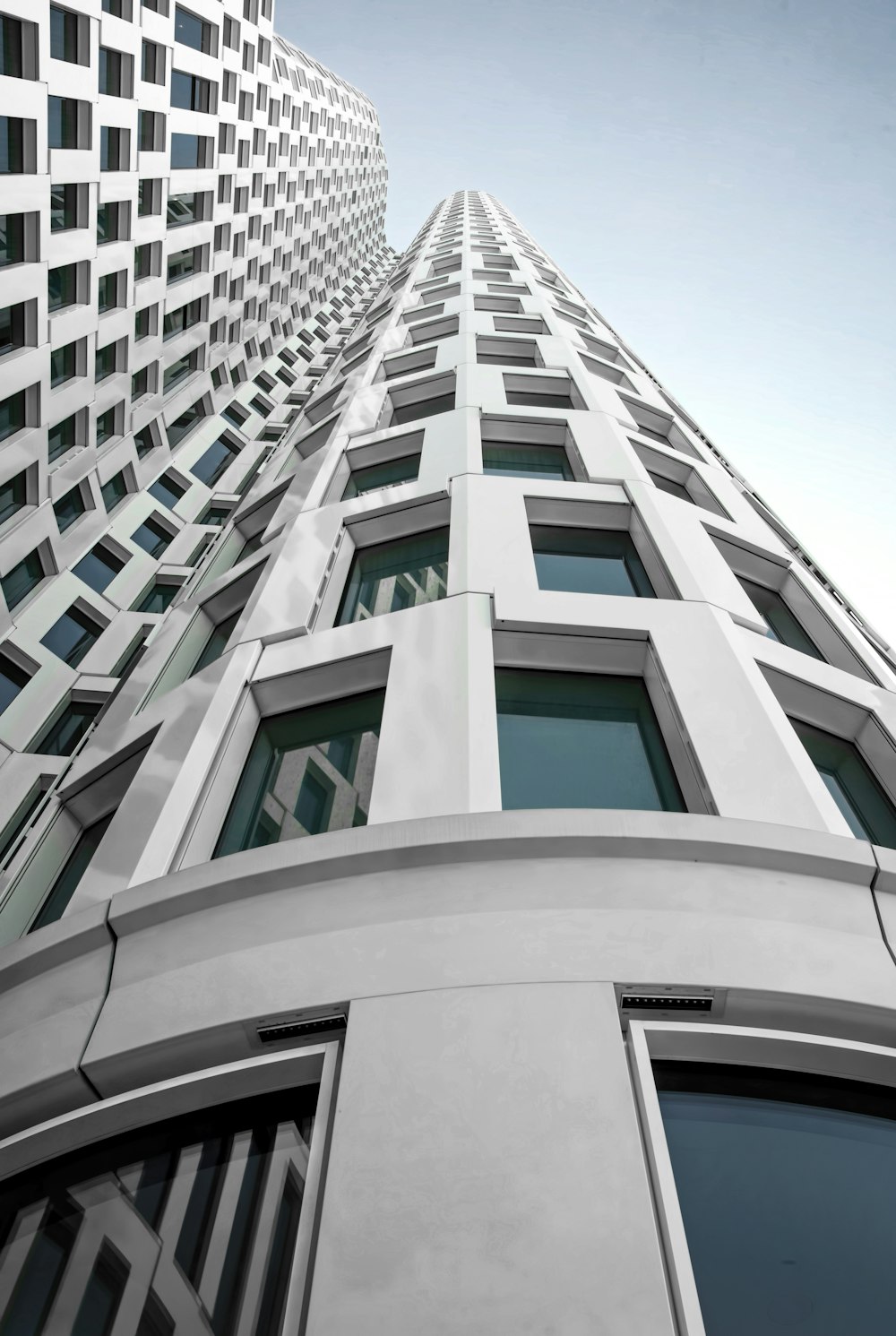 흰색 건물의 로우 앵글 사진