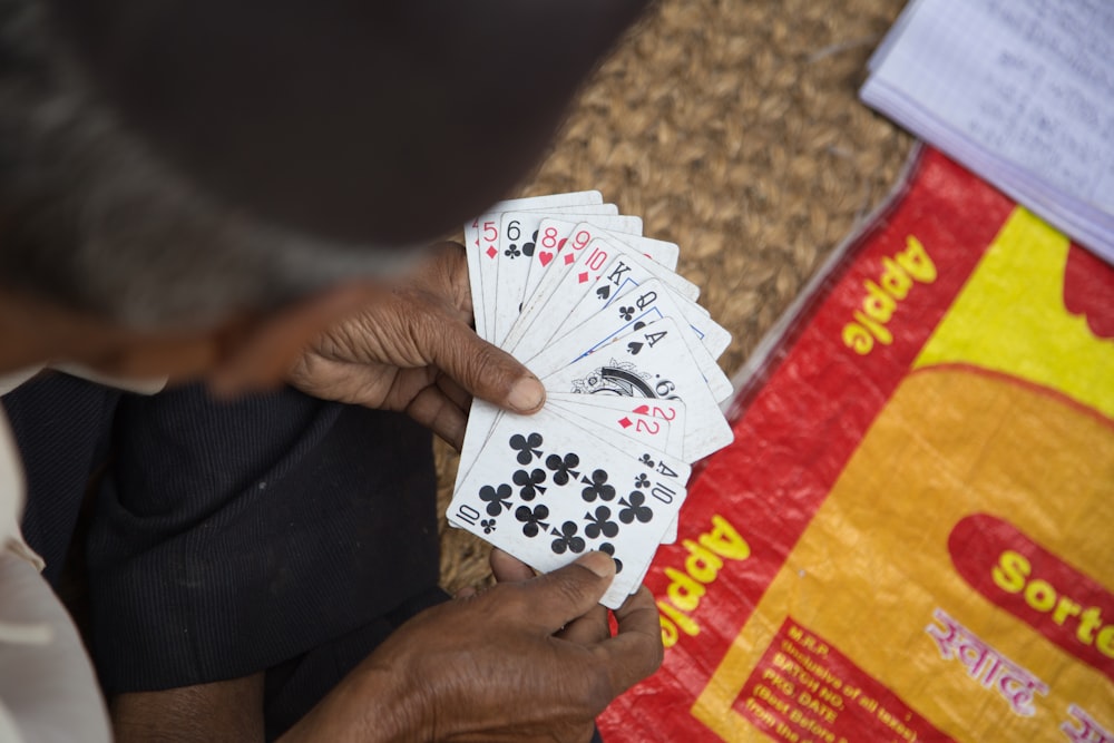 Person, die Spielkarten in der Hand hält