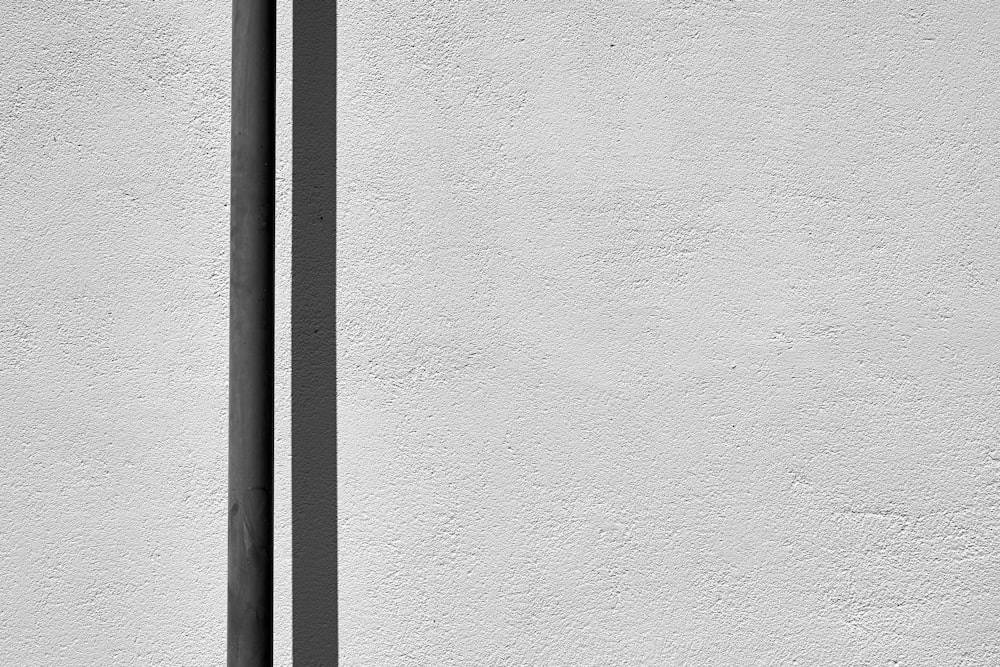 uma foto em preto e branco de uma placa de rua