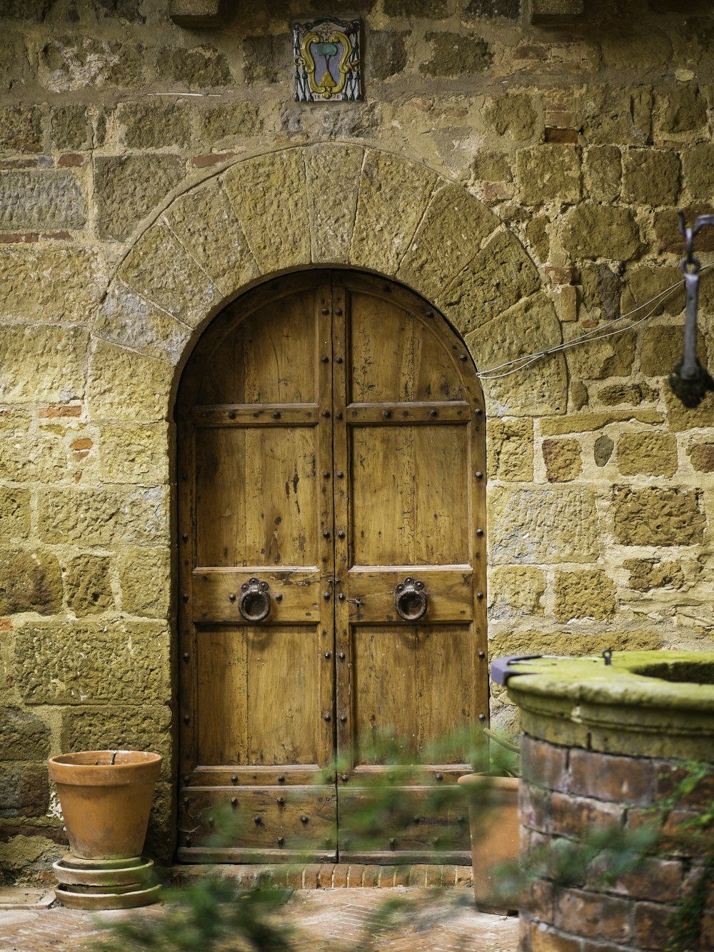 porte fermée sur un bâtiment en brique