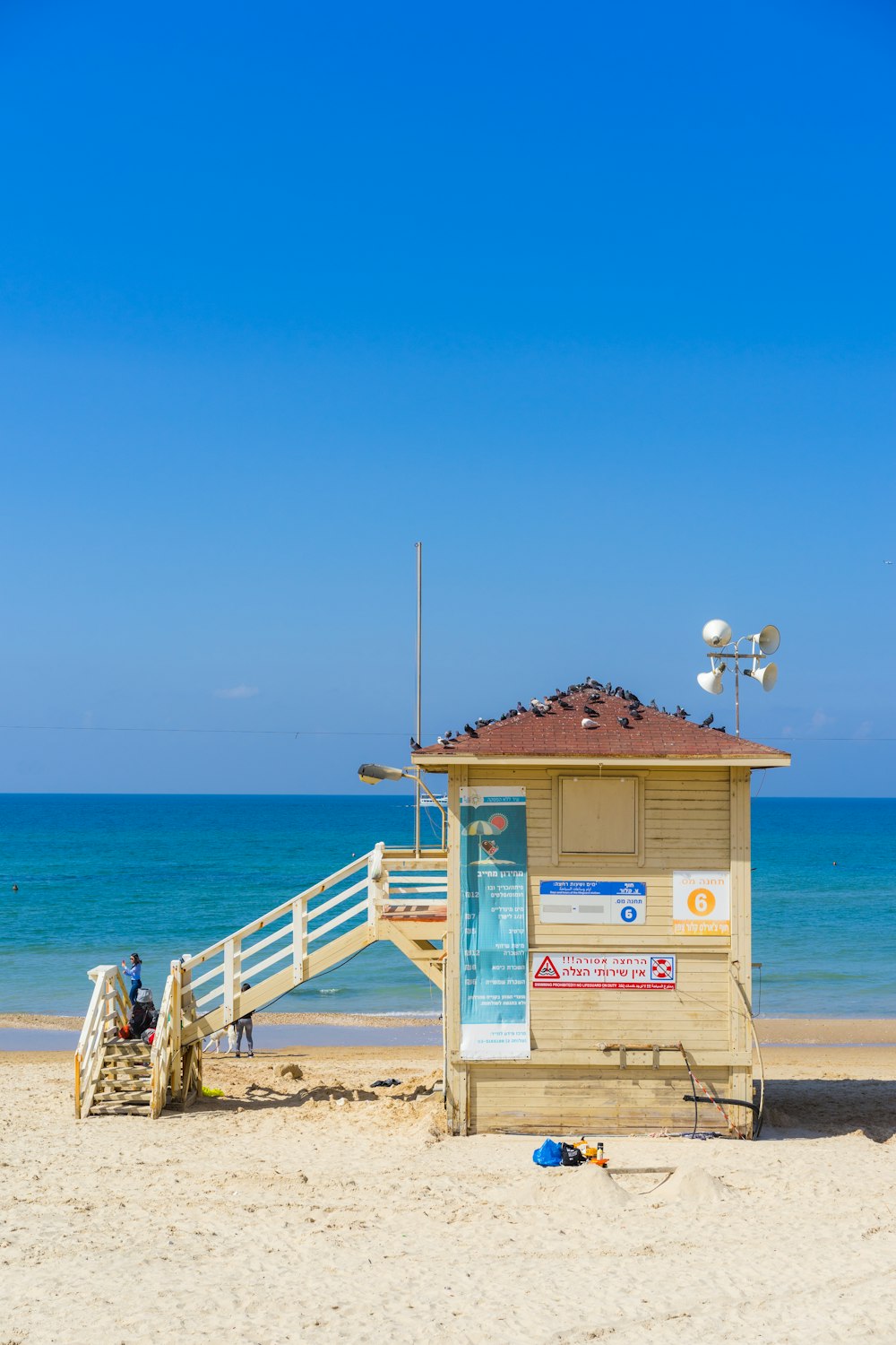 Casa de madera marrón en la costa