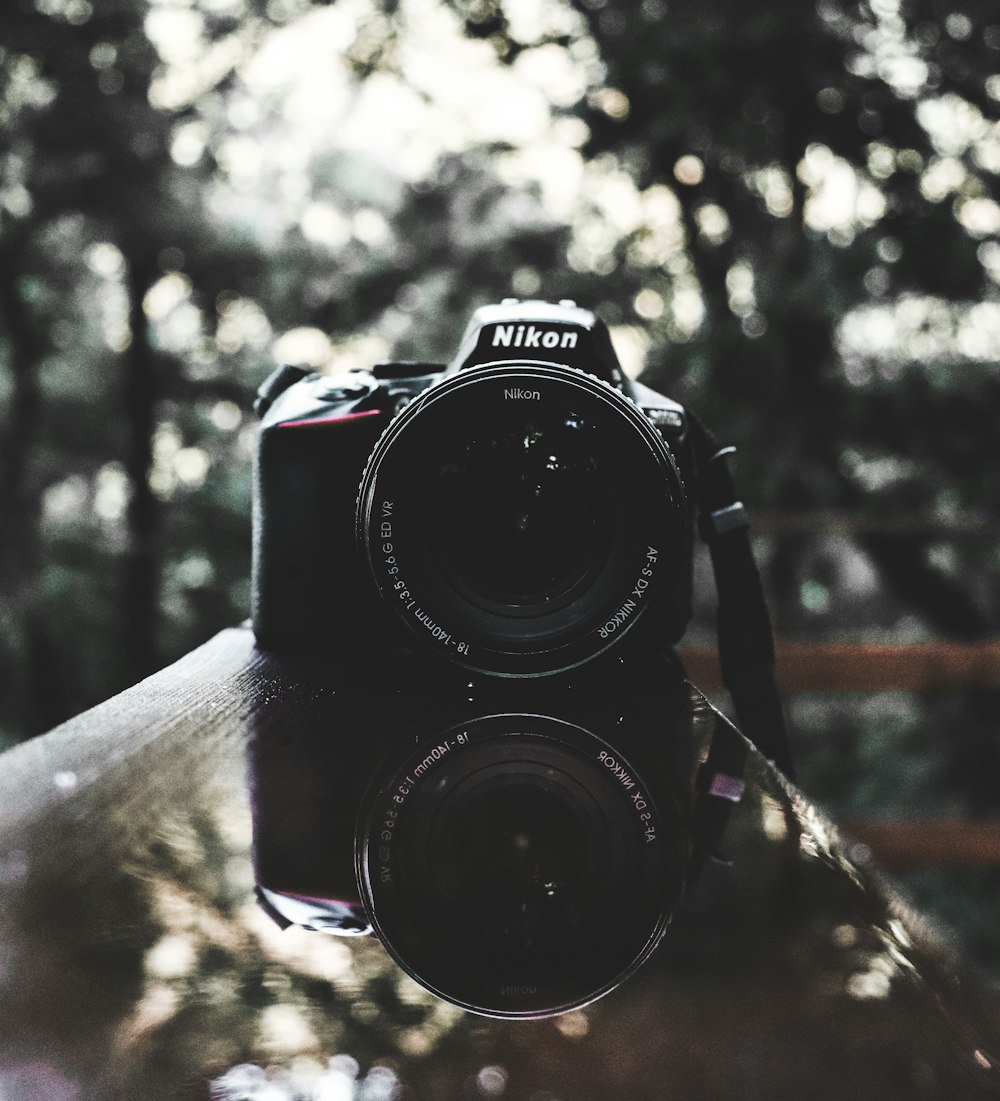 fotocamera reflex digitale Nikon nera spenta