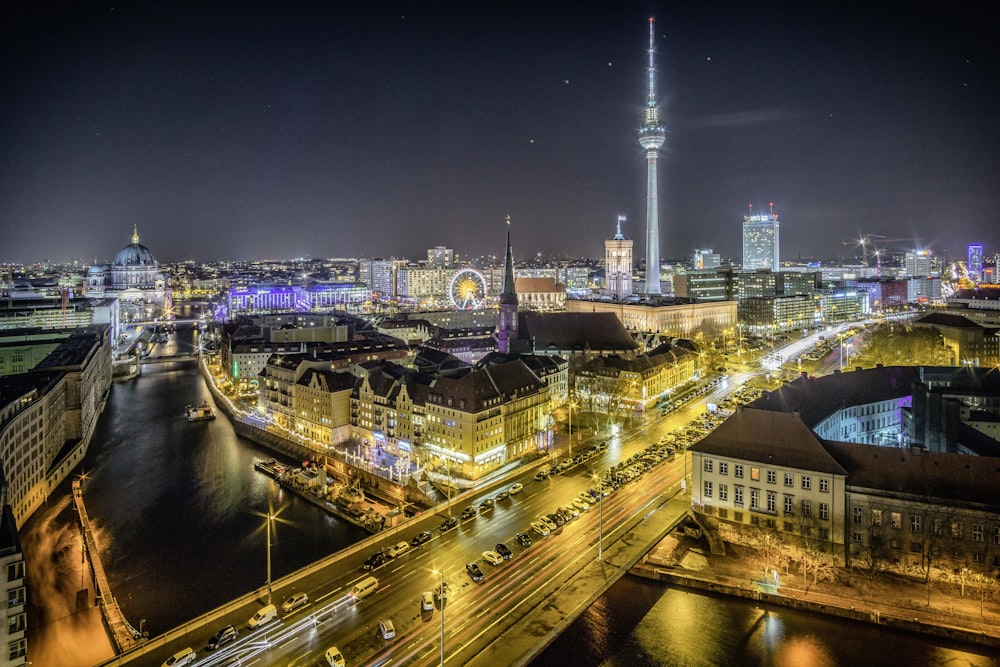 Zeitrafferaufnahme eines Fahrzeugs auf der Straße zwischen dem Gebäude bei nächtlichen Luftaufnahmen