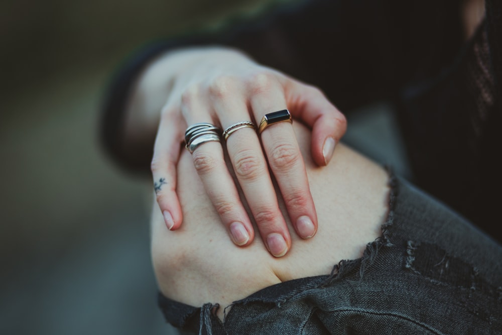Foto de una persona que muestra un anillo de color plateado