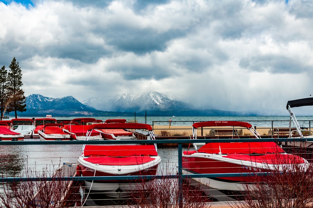 Barche bianche e rosse in banchina