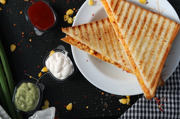 Toasted bread with tartar sauce