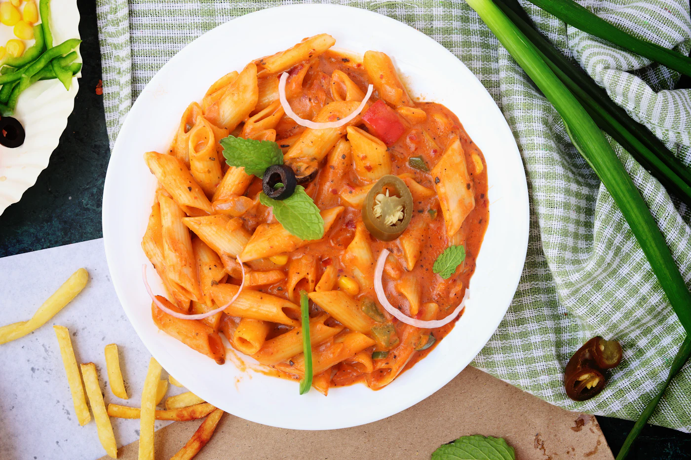 Plato de pasta penne all'arrabbiata con salsa de tomate picante