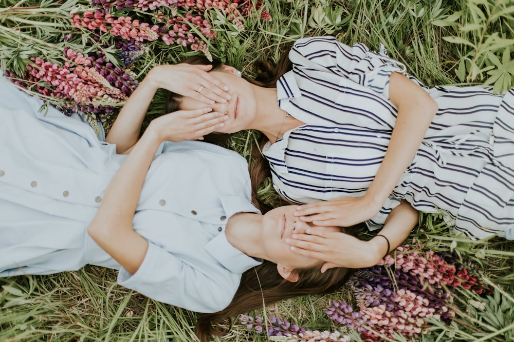 photo de femmes se couvrant les yeux