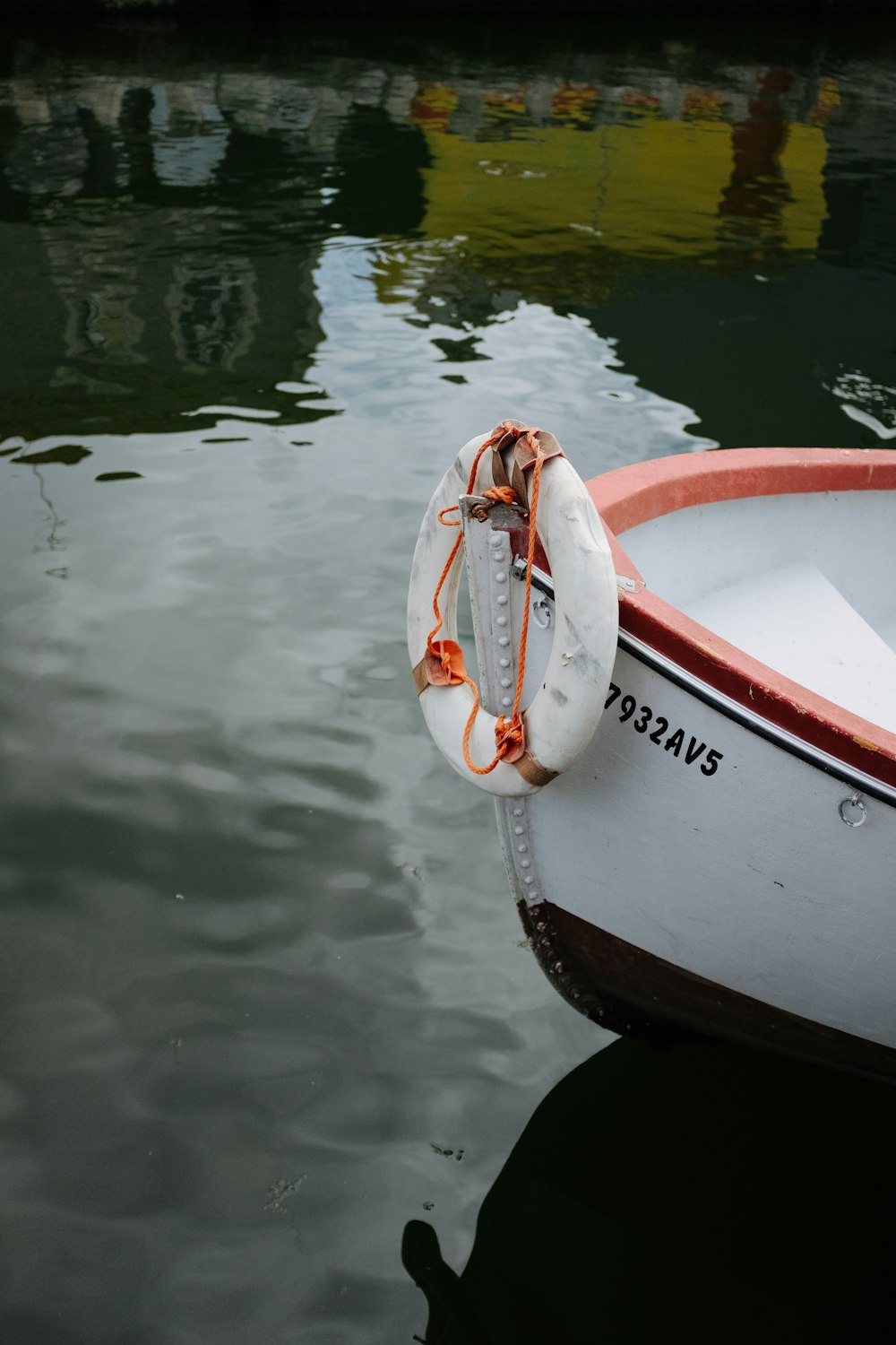 bouée blanche sur bateau