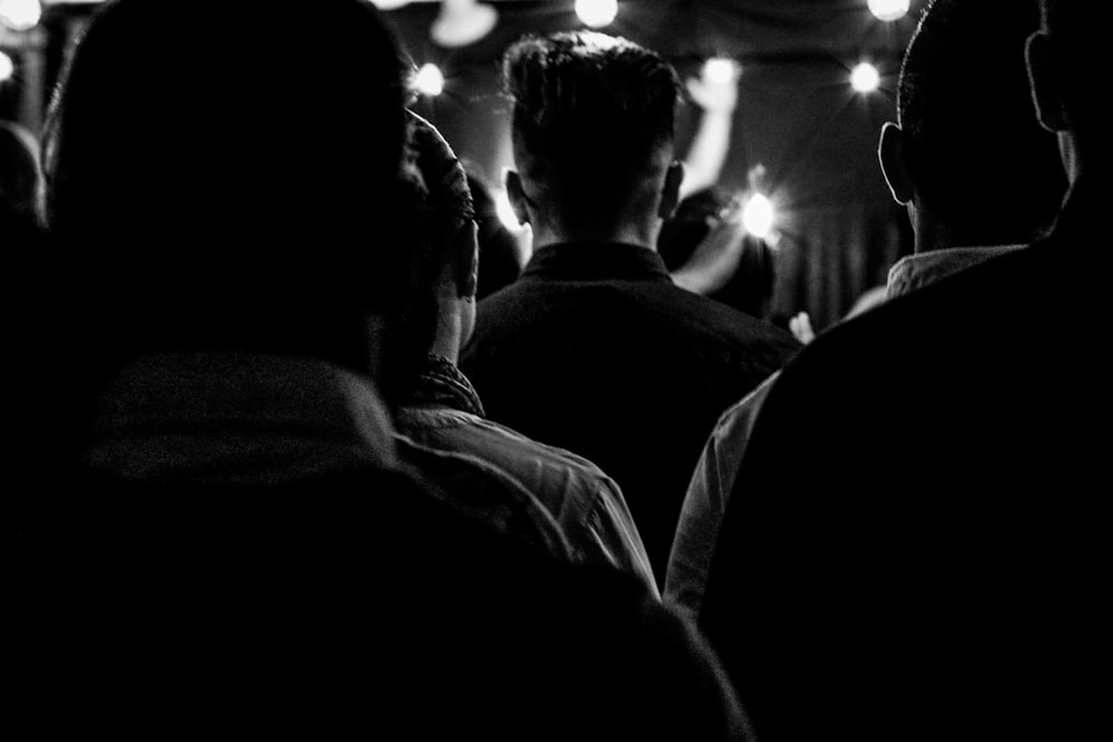 fotografia in scala di grigi di un gruppo di persone