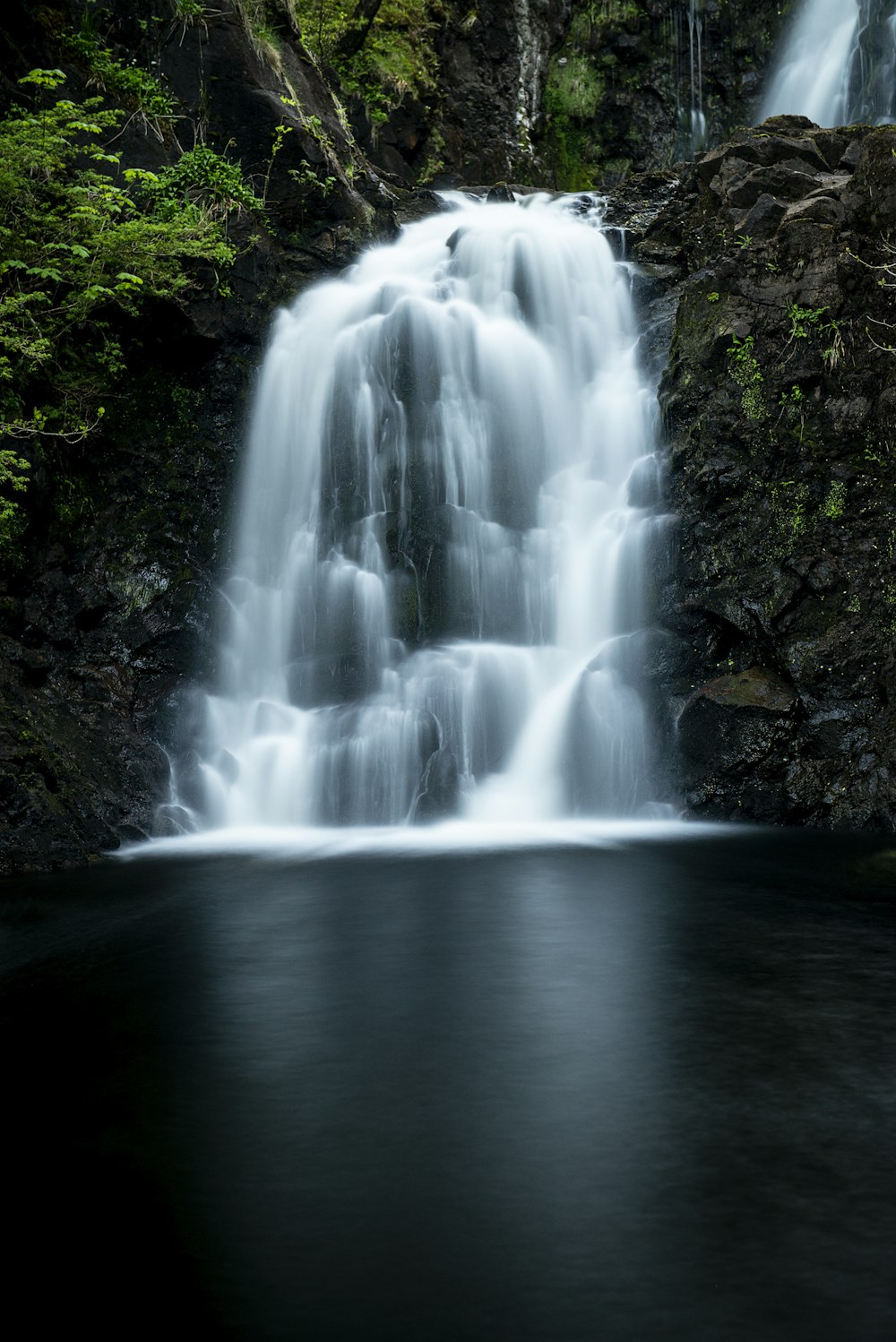 Wasserfall zwischen braunen Böden