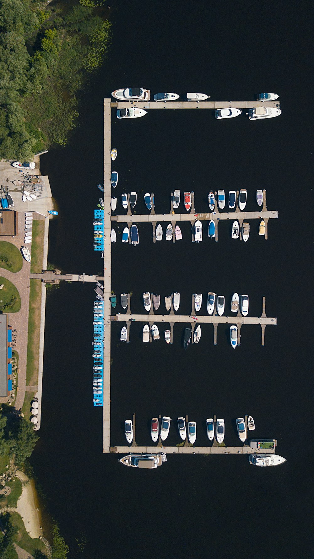 Ilustración de barco cerca del muelle