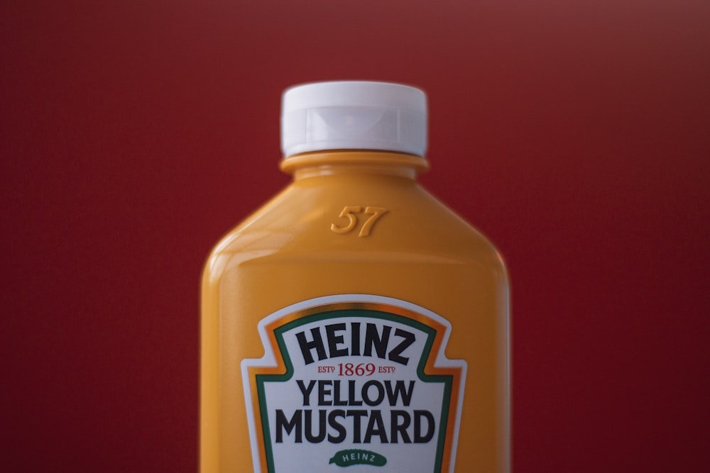 Botella de mostaza amarilla Heinz