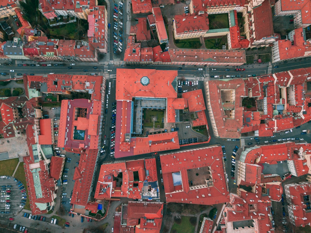 Fotografía aérea de edificios de hormigón rojo durante el día