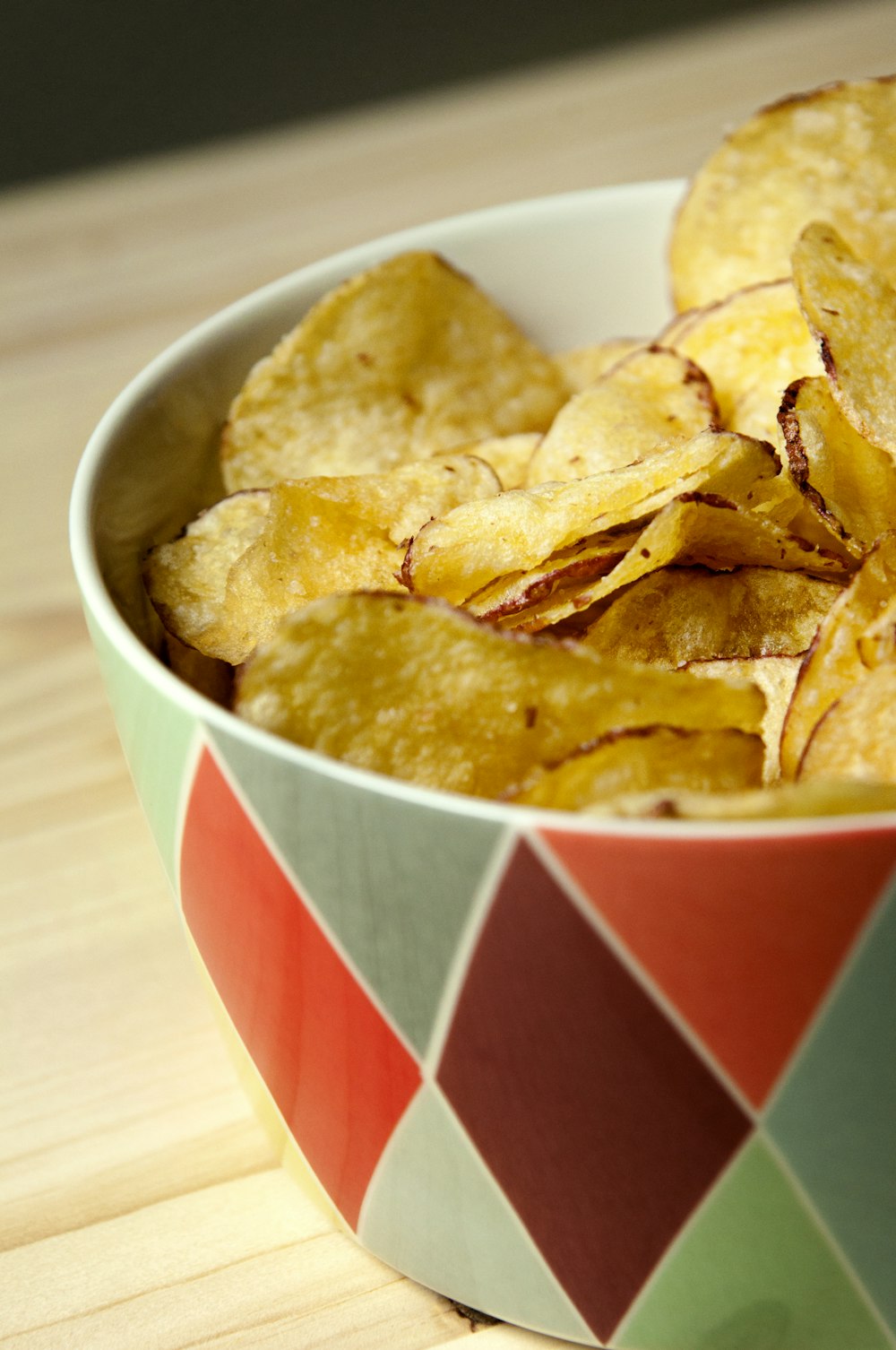 Kartoffelchips in Schüssel