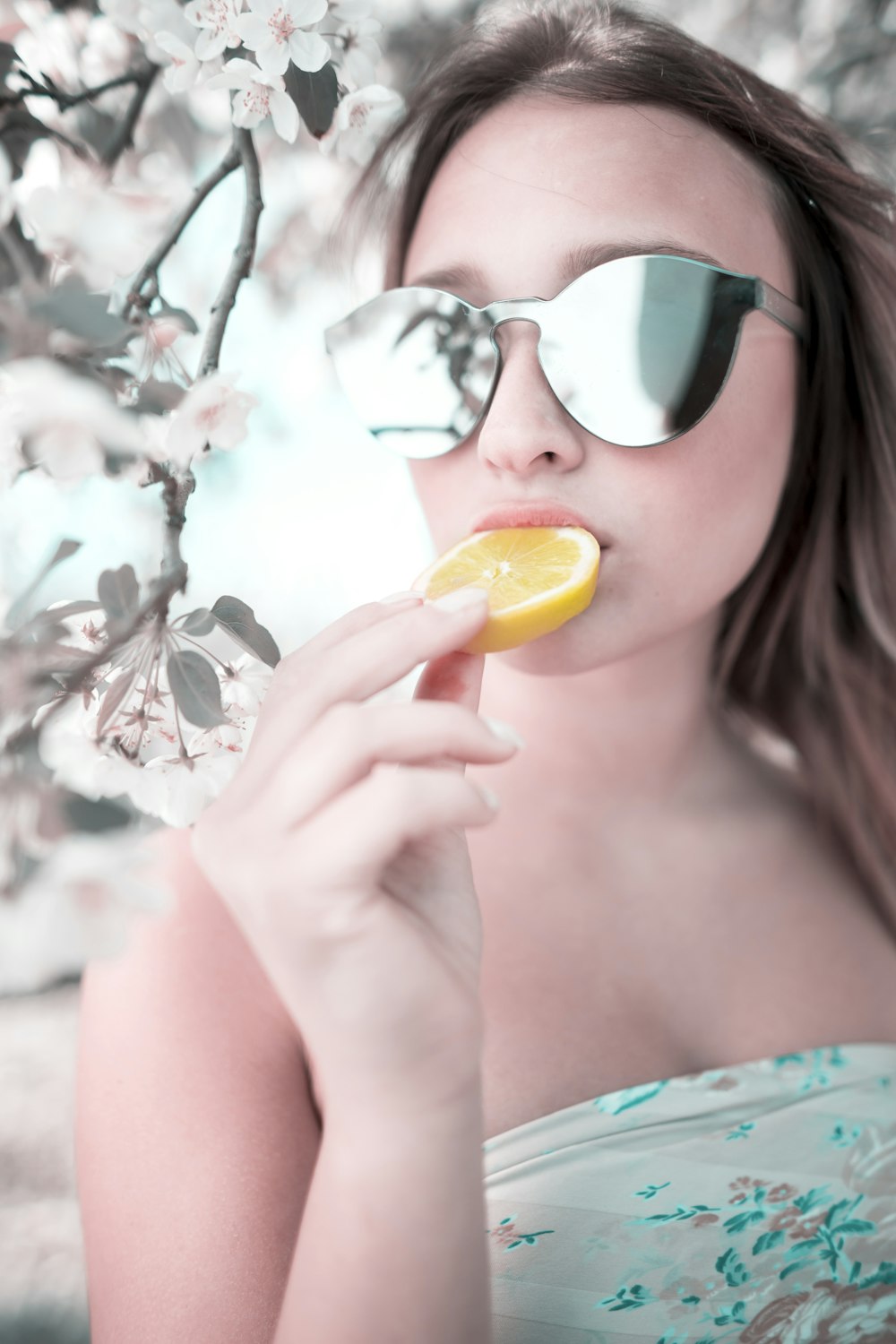 mujer comiendo fruta naranja en rodajas