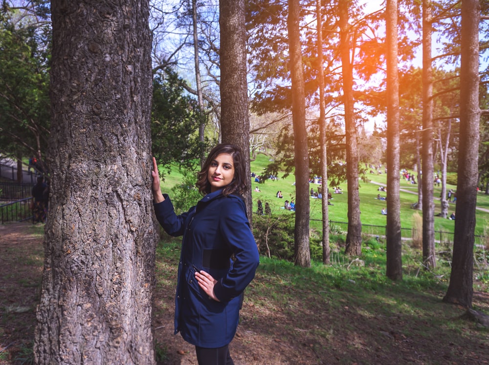 mulher em pé perto da árvore
