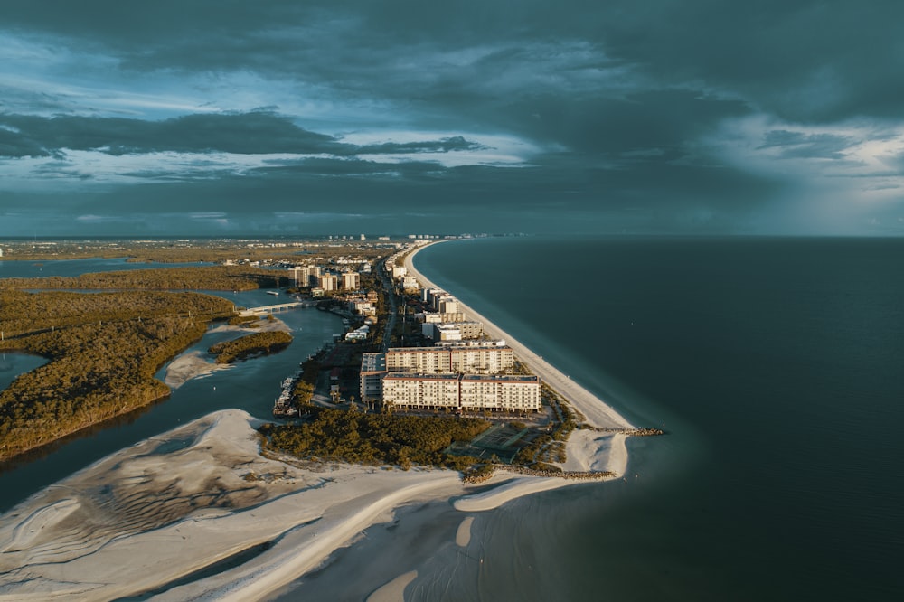 Luftaufnahme des Weißen Hauses am Meer unter grauen Wolken bei Tag