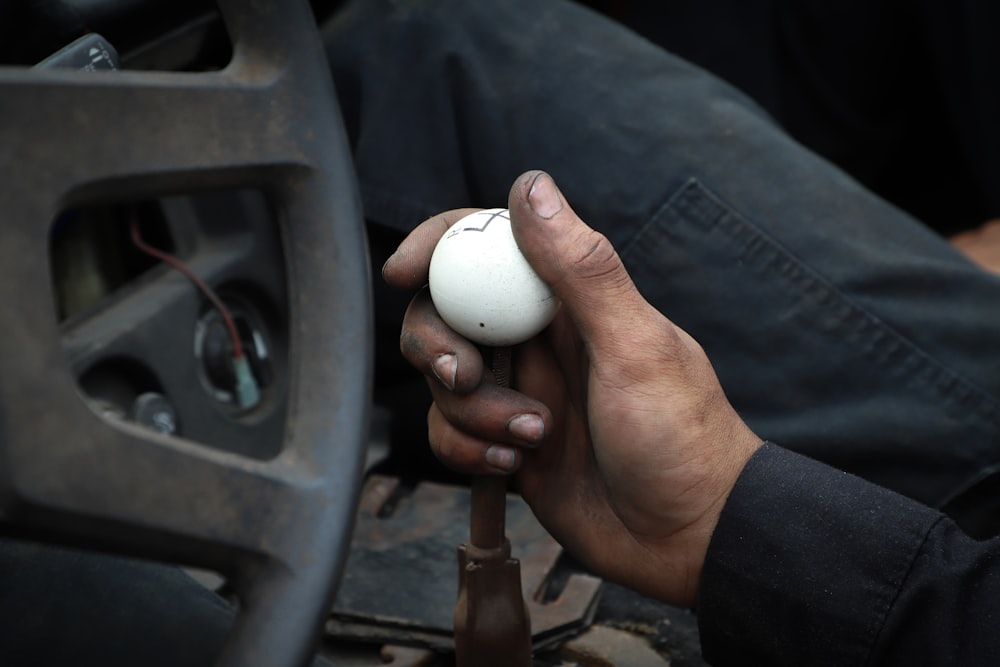 pessoa segurando bola branca